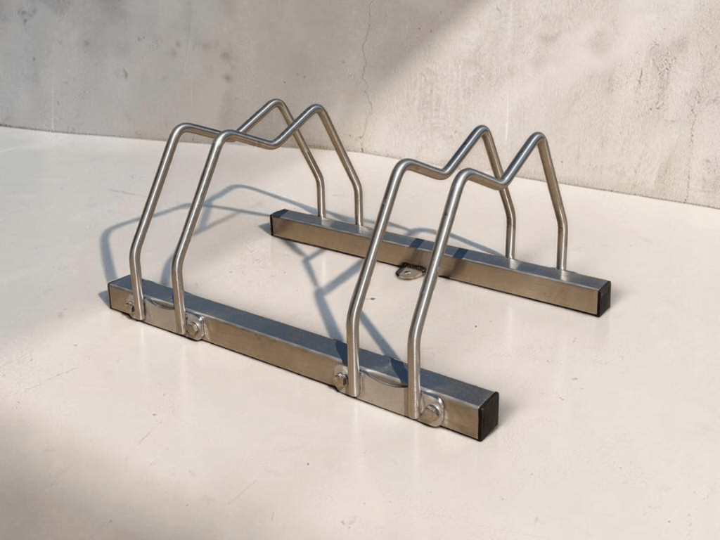 Porta biciclette a 2 posti in acciaio inox AISI 304 per esterni, ideale per abitazioni private e ingressi di uffici.